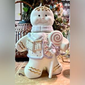 Excellent condition on this 2002 Lenox collectors Cookie Jar lavender accents